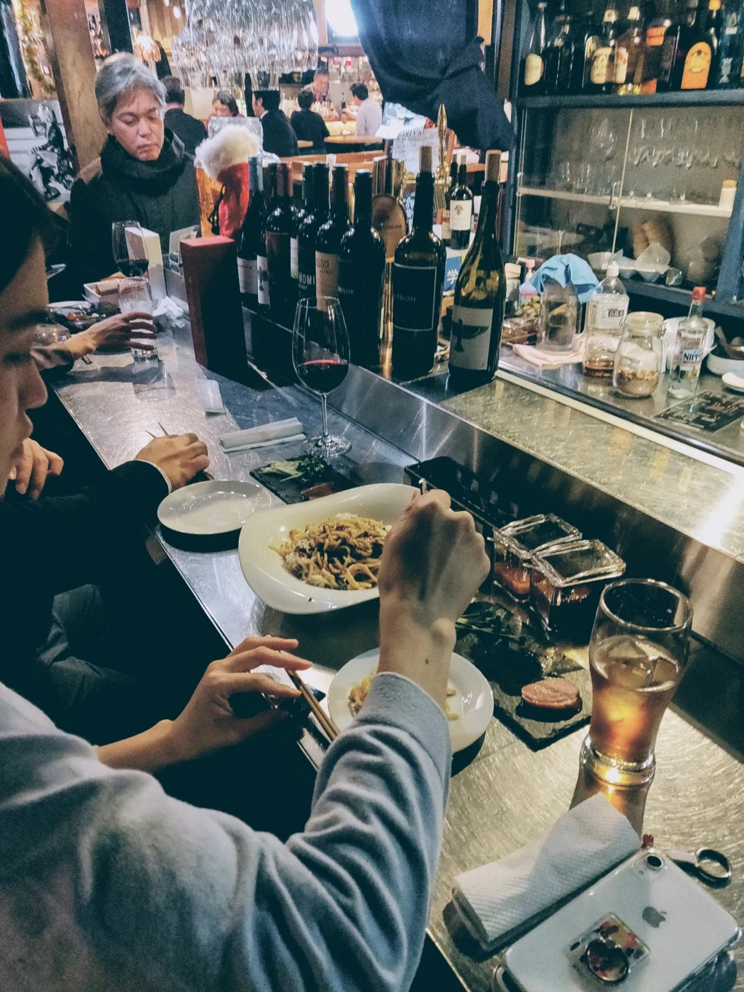 ワインと食事を楽しむテーブルの風景