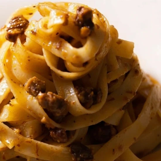 肉のラグーをまとった平打ち麺タリアテッレの一皿