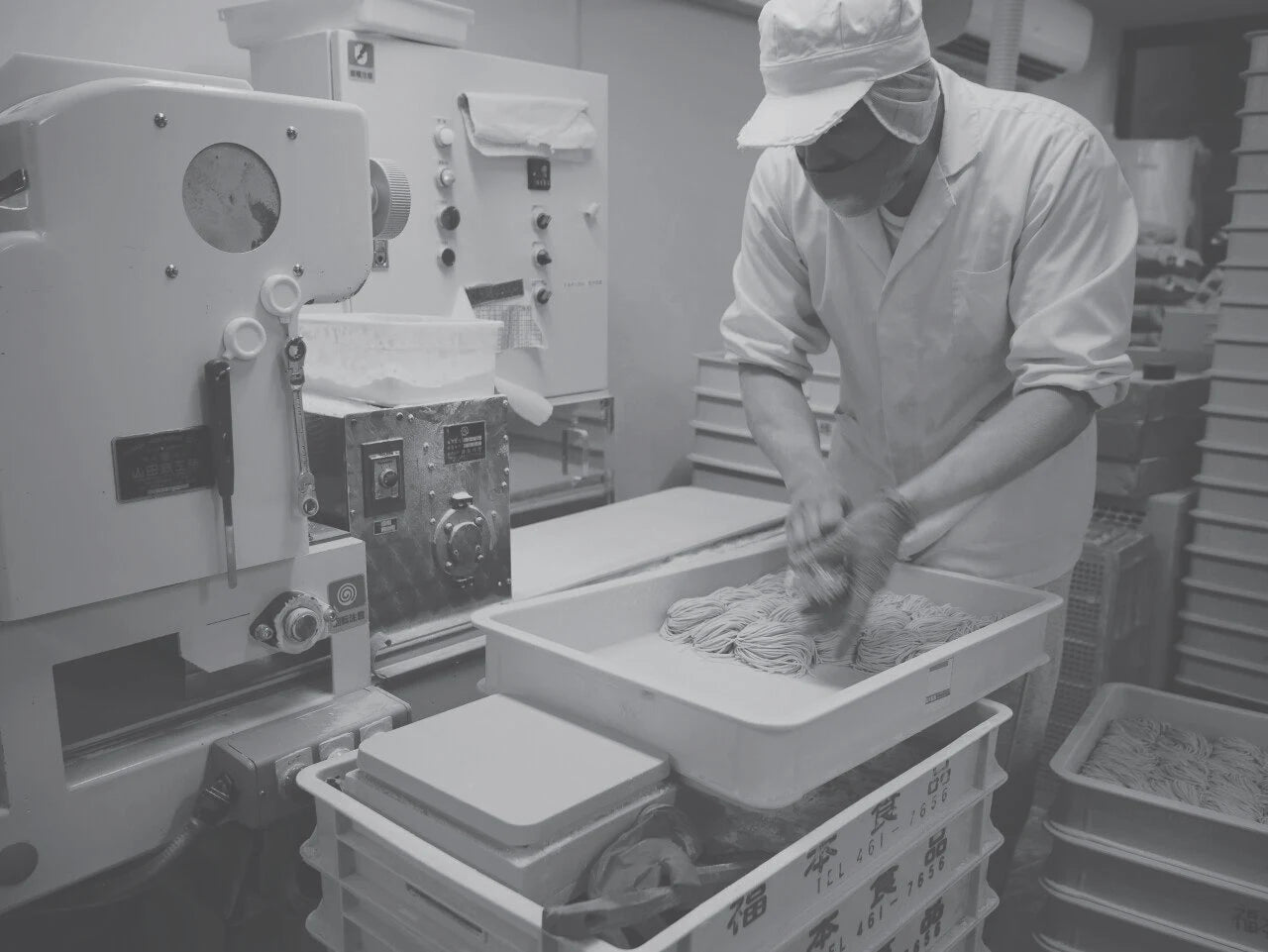 福本製麺で麺をつくる職人
